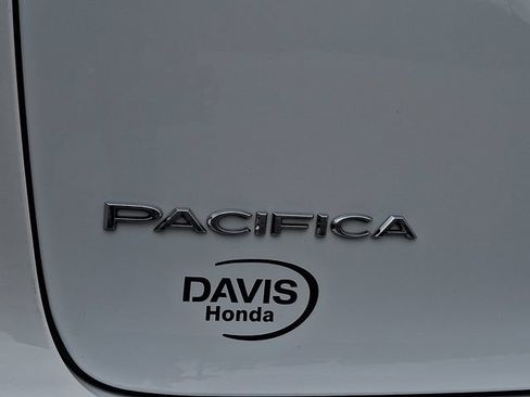 Used 2024 Chrysler Pacifica Touring-L FWD image 32
