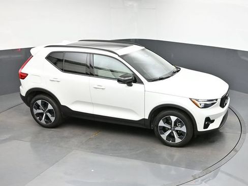 Used 2026 Volvo XC40 B5 Plus AWD/4WD image 18