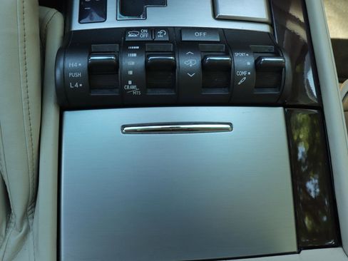 Used 2013 Lexus LX 570 4WD w/ Luxury Pkg image 39