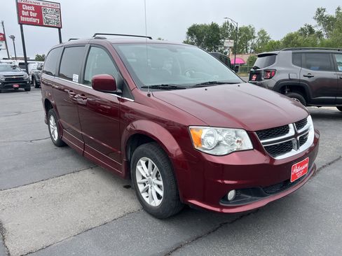 Used 2019 Dodge Grand Caravan SXT FWD image 3