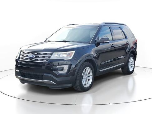 Used 2016 Ford Explorer XLT w/ Equipment Group 202A image 2