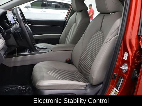 Used 2023 Toyota Camry SE image 10