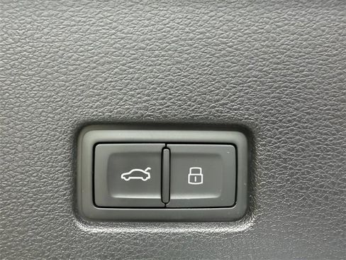 Used 2019 Audi Q8 Premium image 12