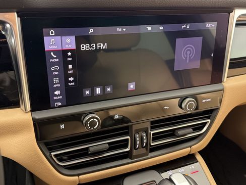 Certified 2024 Porsche Macan AWD/4WD image 21