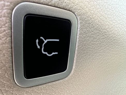 Used 2023 Chrysler Voyager LX image 39