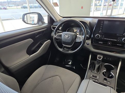 Used 2022 Toyota Highlander LE image 18