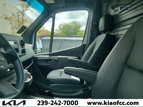 Used 2025 Mercedes-Benz Sprinter 2500 image 6