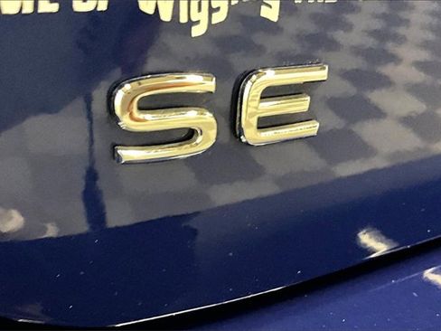 Used 2023 Volkswagen Taos SE w/ Panoramic Sunroof Package image 8