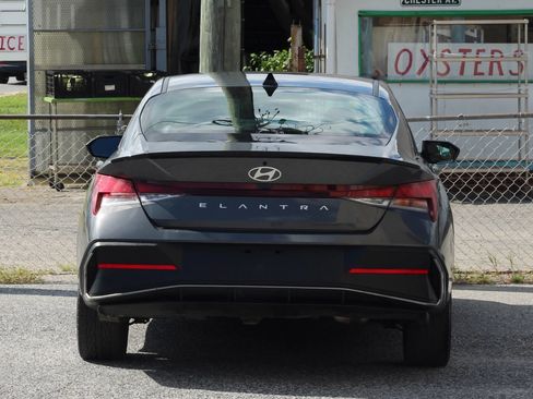 Used 2025 Hyundai Elantra Sport FWD image 7