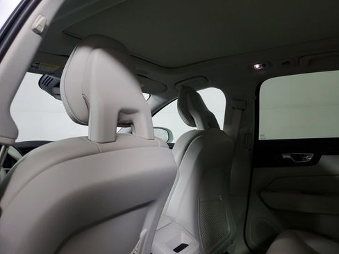 Used 2018 Volvo XC60 T5 Momentum w/ Vision Package image 16