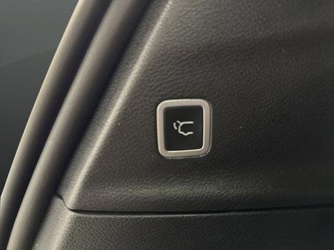 Used 2023 Chrysler Pacifica Limited w/ Uconnect Theater Family Group image 17