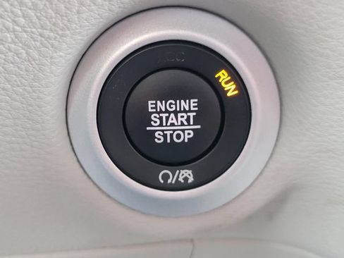 Used 2024 Chrysler Pacifica Limited FWD image 23