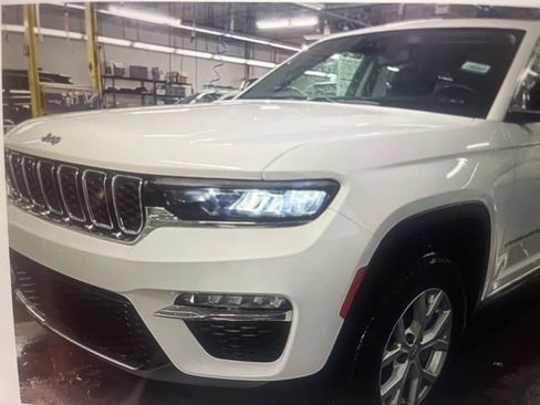 Used 2023 Jeep Grand Cherokee Limited AWD/4WD image 14