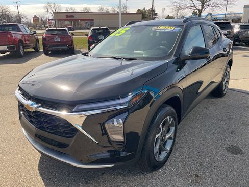 Used 2025 Chevrolet Trax LT image 7