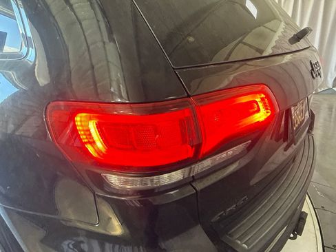 Used 2020 Jeep Grand Cherokee Altitude AWD/4WD image 12