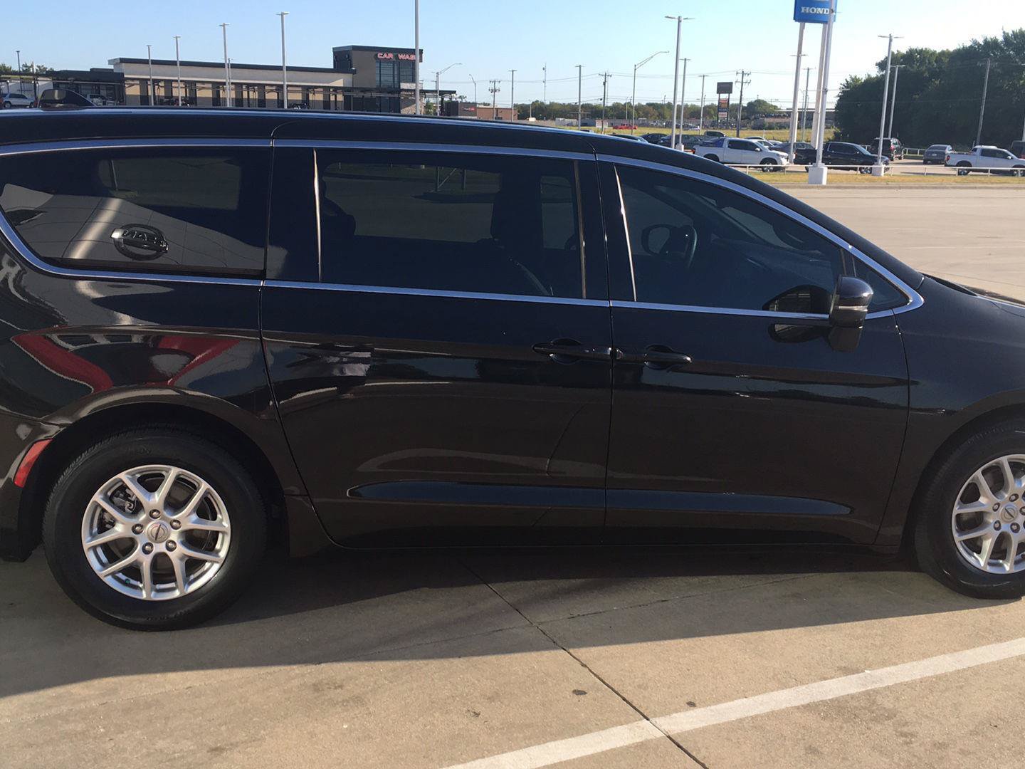 Used 2023 Chrysler Pacifica Touring FWD image 6