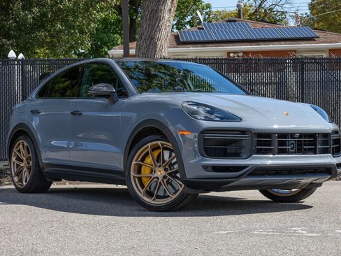 Used 2023 Porsche Cayenne Turbo GT AWD/4WD image 2