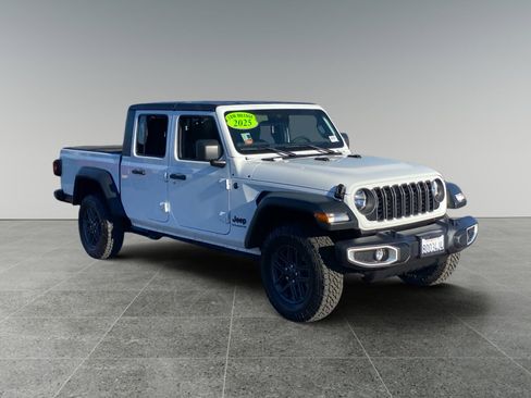 Used 2025 Jeep Gladiator Sport image 7