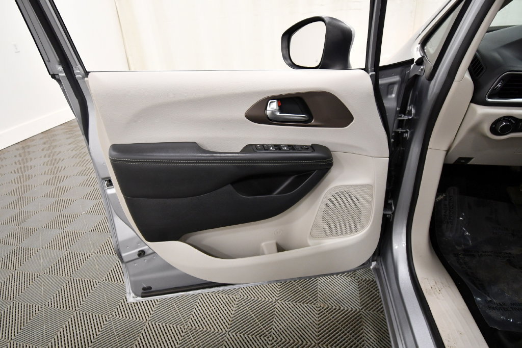 Used 2020 Chrysler Voyager Lxi FWD image 11