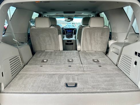 Used 2015 Cadillac Escalade Luxury image 8