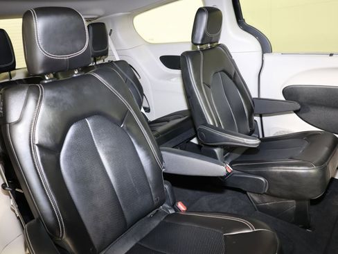 Used 2024 Chrysler Pacifica Touring-L AWD/4WD image 42