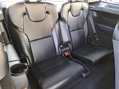 Used 2022 Volvo XC90 T5 Momentum image 12