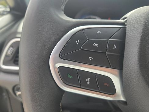 Used 2025 Chrysler Pacifica Select FWD image 20