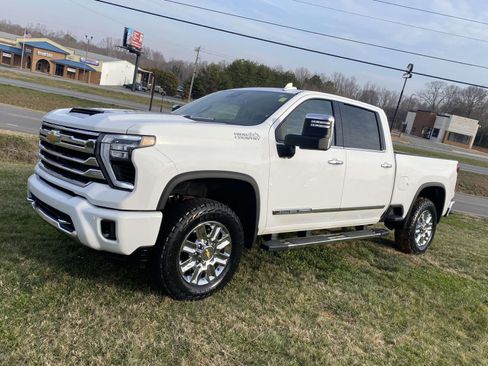 Used 2024 Chevrolet Silverado 2500 High Country image 3