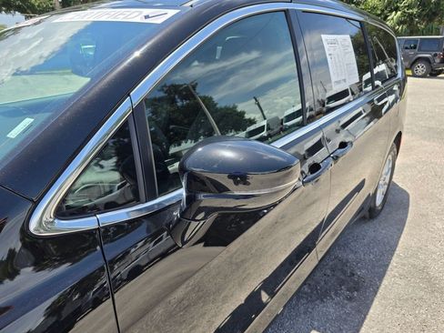 Used 2025 Chrysler Pacifica Select FWD image 10