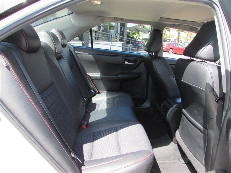 Used 2015 Toyota Camry SE w/ Moonroof Package FWD image 27