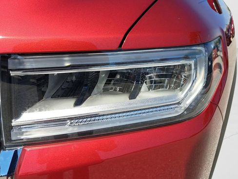 Used 2022 GMC Acadia SLT w/ Technology Package image 9