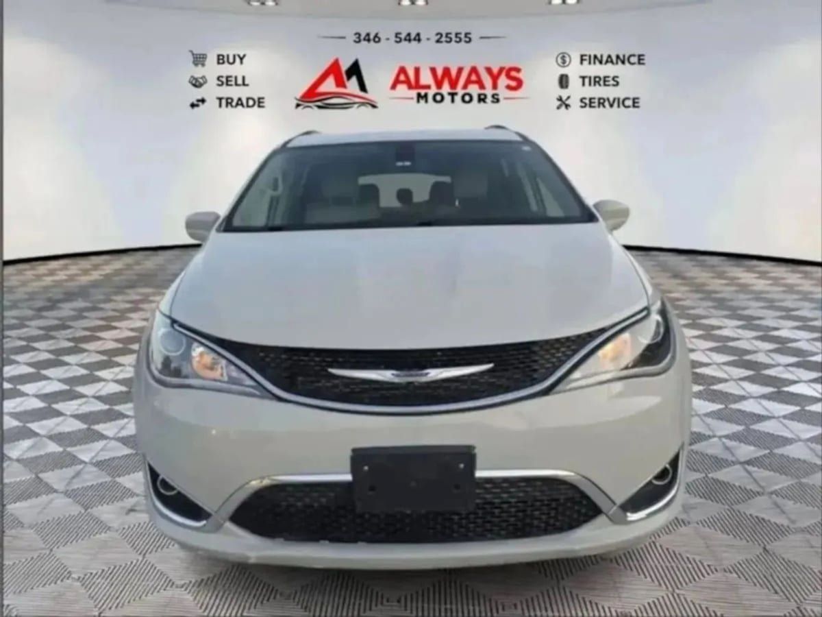 Used 2020 Chrysler Pacifica Touring-L Plus w/ Tire & Wheel Group FWD image 13