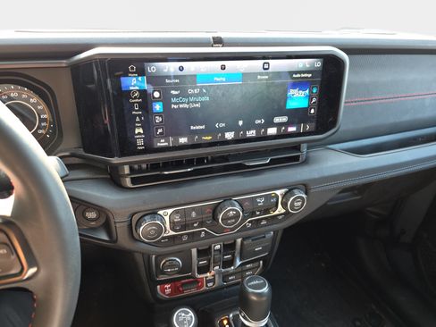 Used 2024 Jeep Gladiator Rubicon AWD/4WD image 6