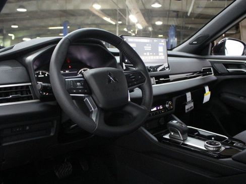 New 2026 Mitsubishi Outlander LE image 5