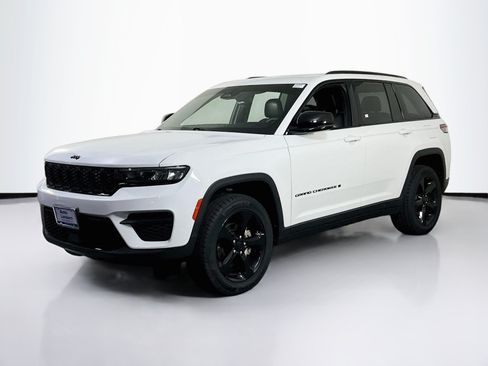 Used 2023 Jeep Grand Cherokee Altitude AWD/4WD image 1
