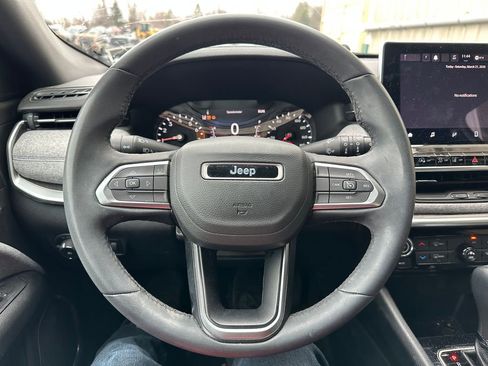 Used 2023 Jeep Compass Latitude image 2