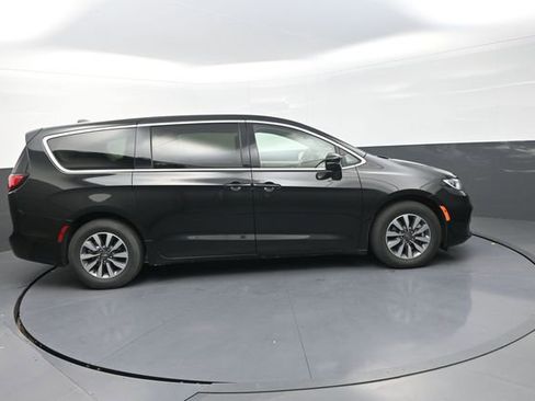 Used 2024 Chrysler Pacifica Limited FWD image 14