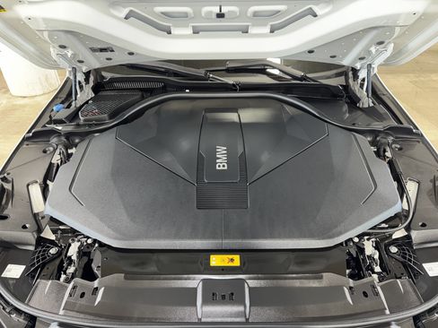 Used 2025 BMW i5 eDrive40i w/ Premium Package RWD image 35