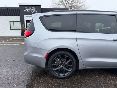 Used 2021 Chrysler Pacifica Touring-L w/ Uconnect Theater Family Group image 4