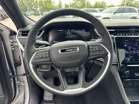 New 2025 Jeep Grand Cherokee Laredo w/ Luxury Tech Group I image 21