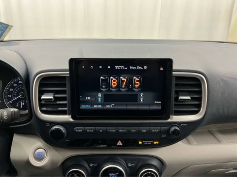 Used 2021 Hyundai Venue image 25