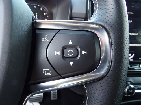 Used 2021 Volvo XC40 T5 R-Design w/ Protection Package Premier image 17