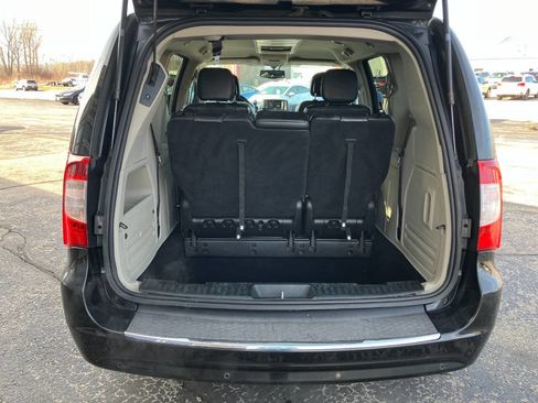Used 2014 Chrysler Town & Country Touring-L w/ Driver Convenience Group image 21