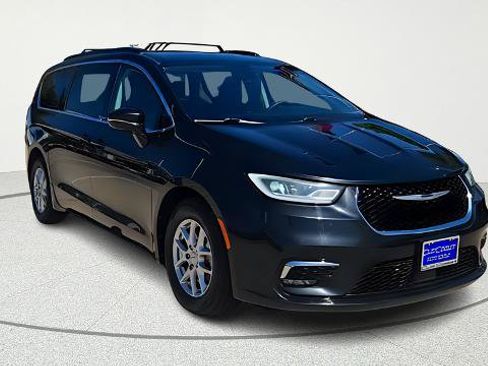 Used 2022 Chrysler Pacifica Touring-L FWD image 1