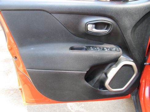 Used 2015 Jeep Renegade Latitude AWD/4WD image 18