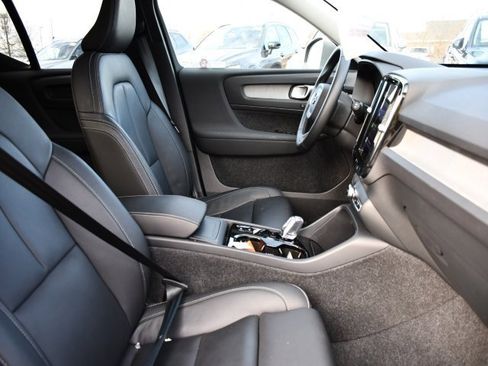 Used 2025 Volvo XC40 B5 Plus image 28