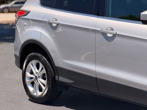 Used 2017 Ford Escape SE FWD image 9
