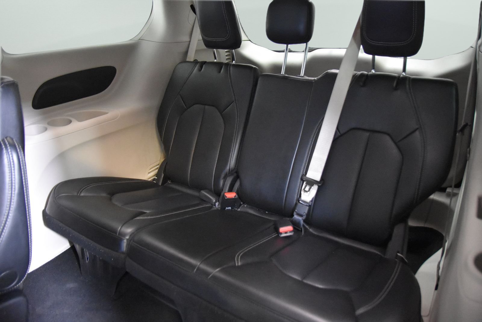 Used 2023 Chrysler Pacifica Touring-L FWD image 32