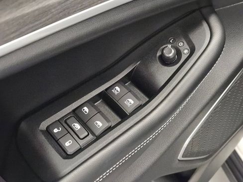 Used 2025 Jeep Grand Cherokee Limited w/ Luxury Tech Group II image 17