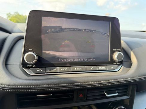 Used 2025 Nissan Rogue SV FWD image 4